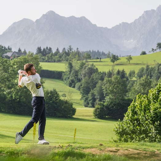 Paar im Restaurant am Golfplatz