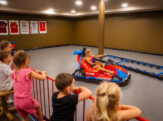 Mädchen auf der Go-Kart Bahn in der Teenslounge