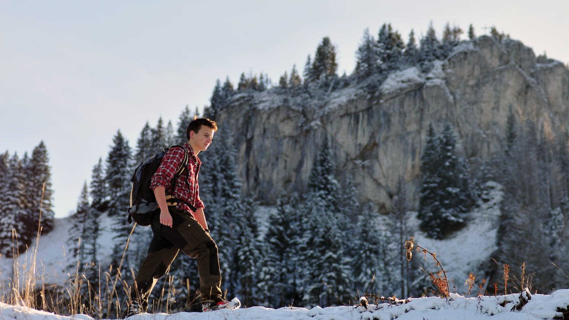 Wanderer im Winter im Aktivurlaub im Nationalpark Kalkalpen